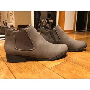 ✨AE Grey Booties✨